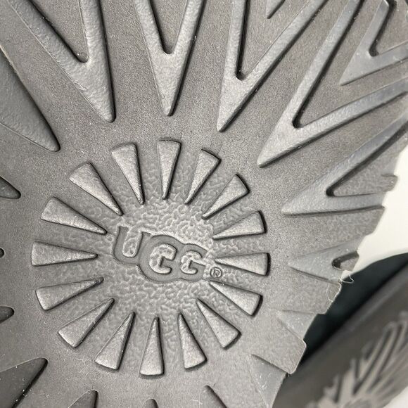 UGG Adria Short Ankle Boots Black Suede Women Size 6 Pre-Owned - Picture 13 of 15